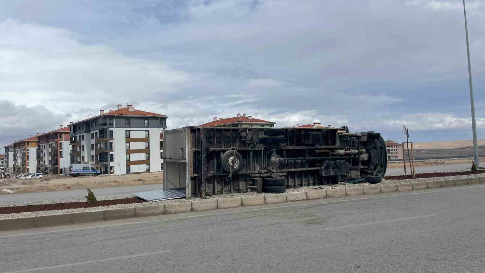 karamanda siddetli firtina kamyoneti devirdi catilar uctu 6 dyMOmBNd
