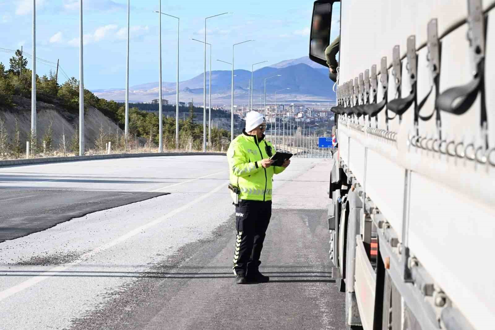 karamanda silah ve uyusturucu ele gecirildi 5 tutuklama 1