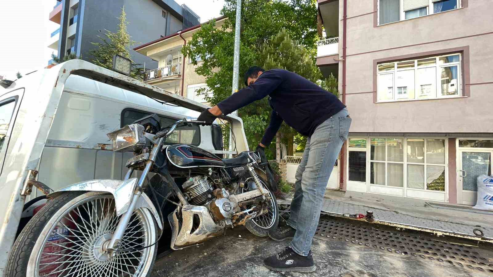 karamanda surucusunun birakip kactigi motosikletin sase numarasinin kazinmis oldugu belirlendi 2 fRsRbBn3