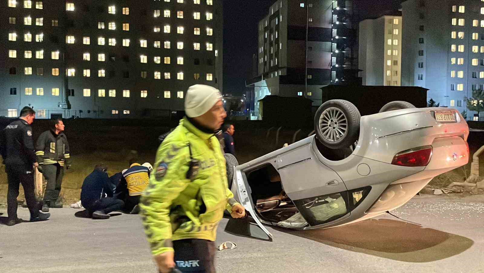 karamanda takla atan otomobil ters dondu 2 yarali 4 FmeE29tc