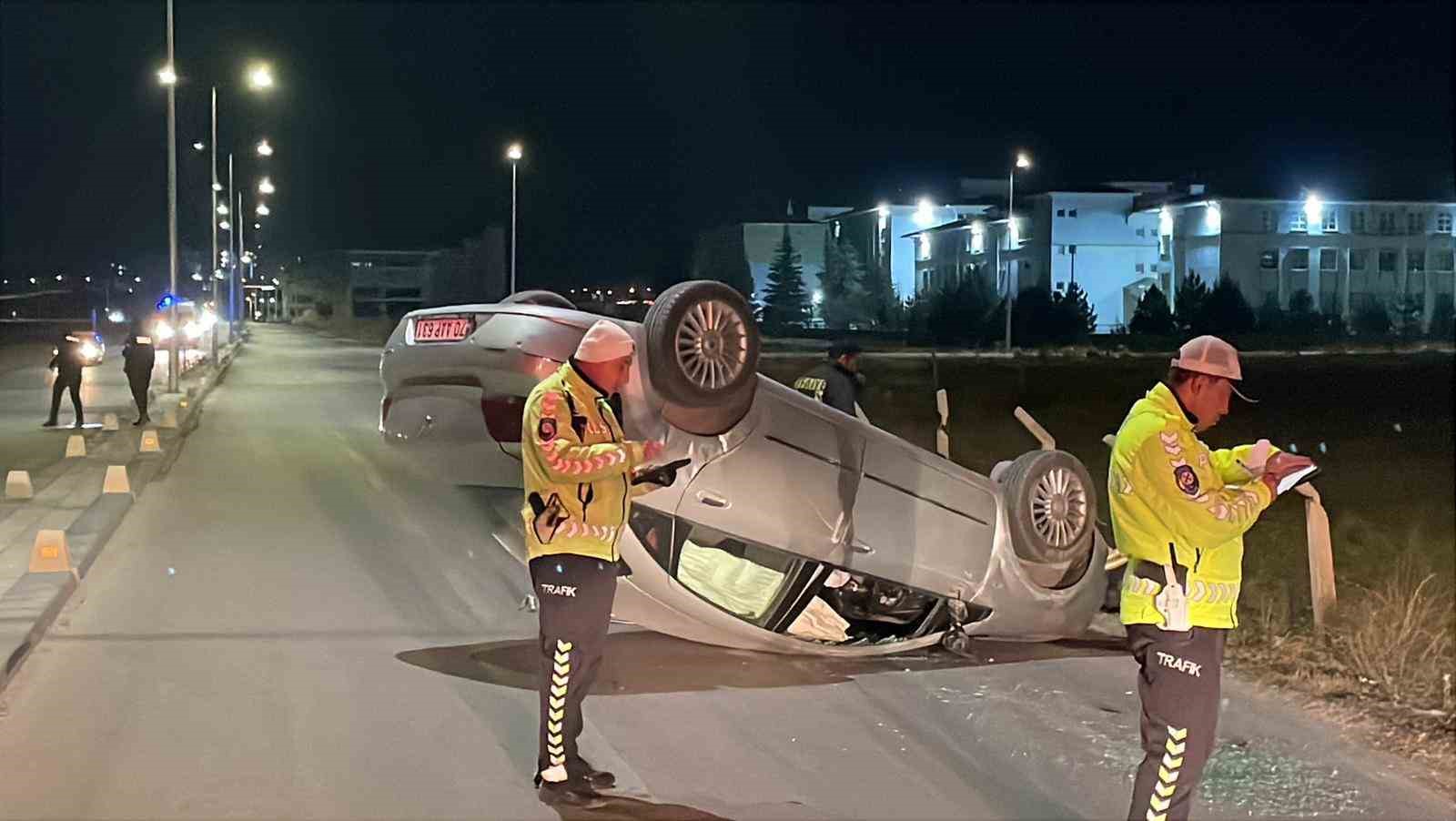 karamanda takla atan otomobil ters dondu 2 yarali 5 t2a9sOuN
