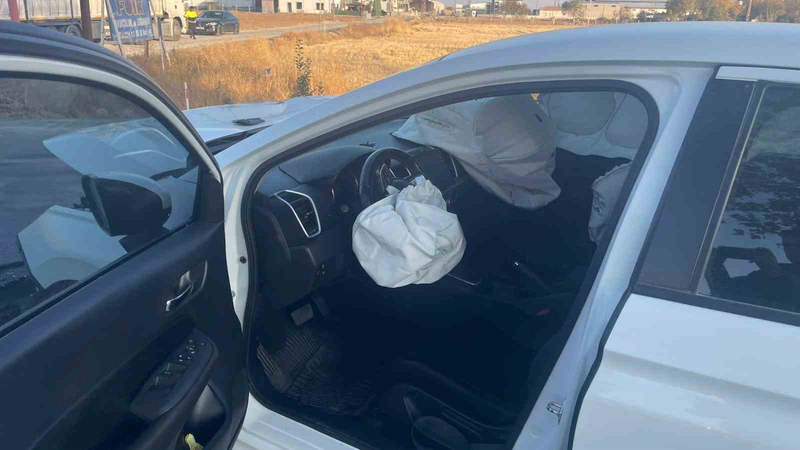 karamanda tirla otomobil carpisti 1 yarali 2 3q25JQYN