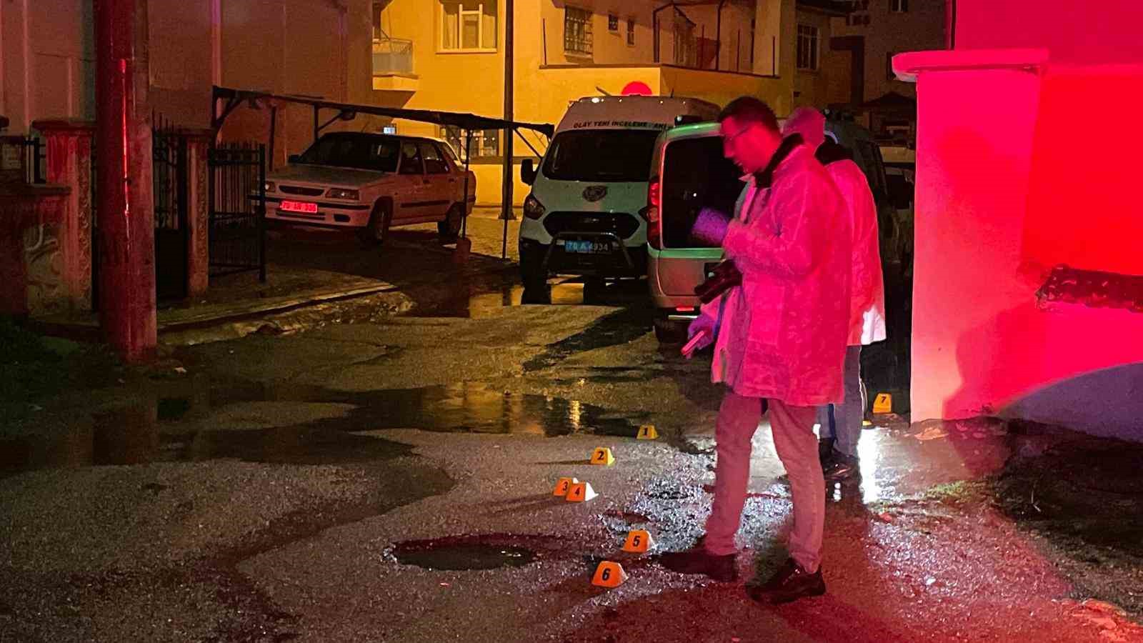 karamanda tufekle rastgele ates acildi arac ve ev zarar gordu 1
