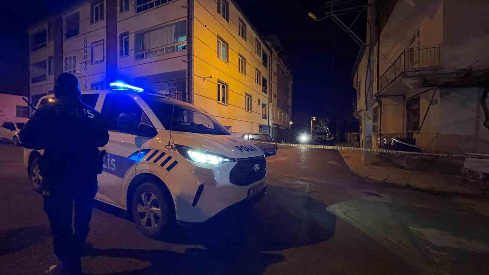karamanda tufekle rastgele ates acildi sacmalar otomobil ile binaya isabet etti 2 Xb8GRmjb
