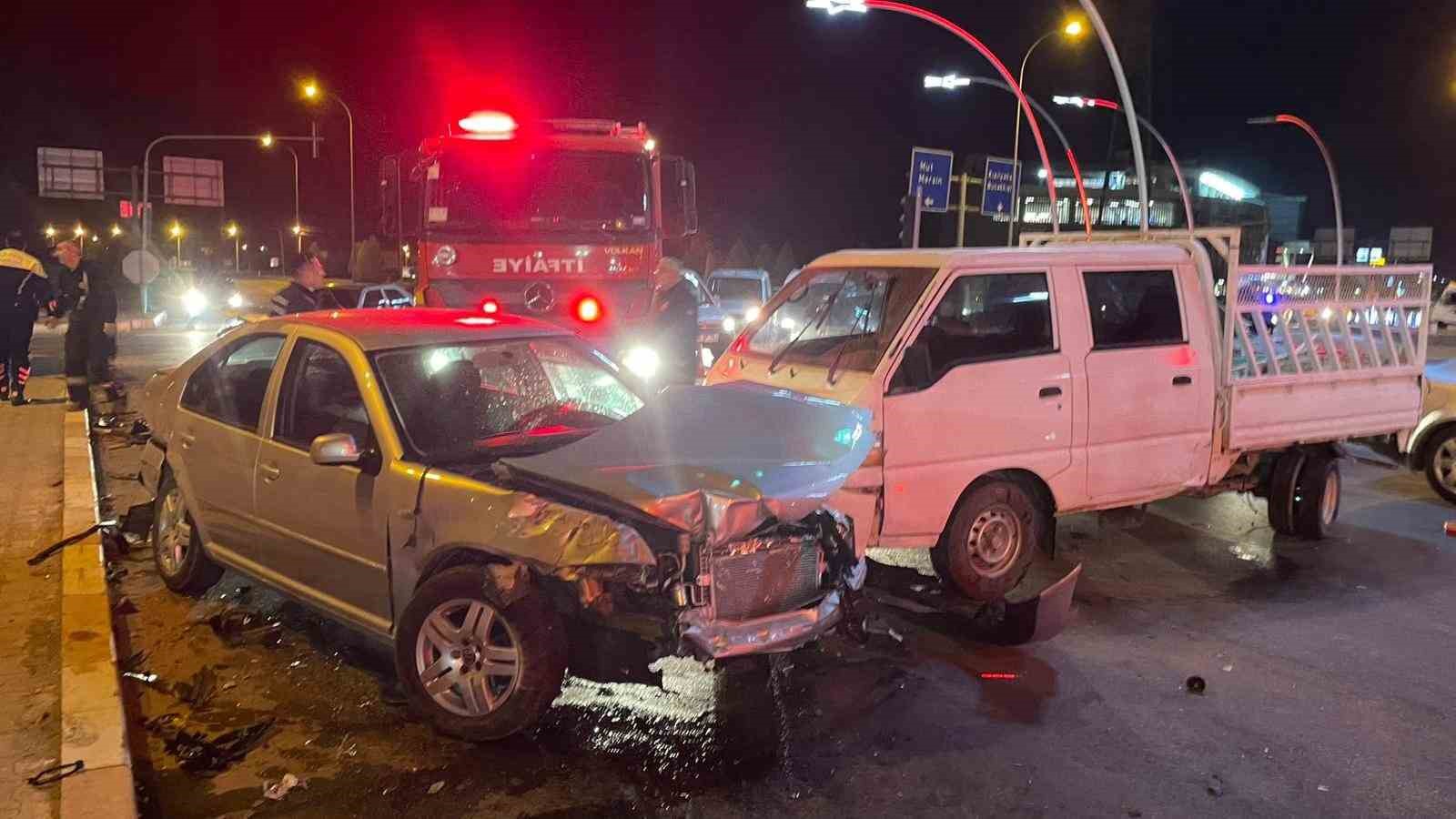 karamanda uc arac kavsakta carpisti 1 yarali 0 t4flCRNM