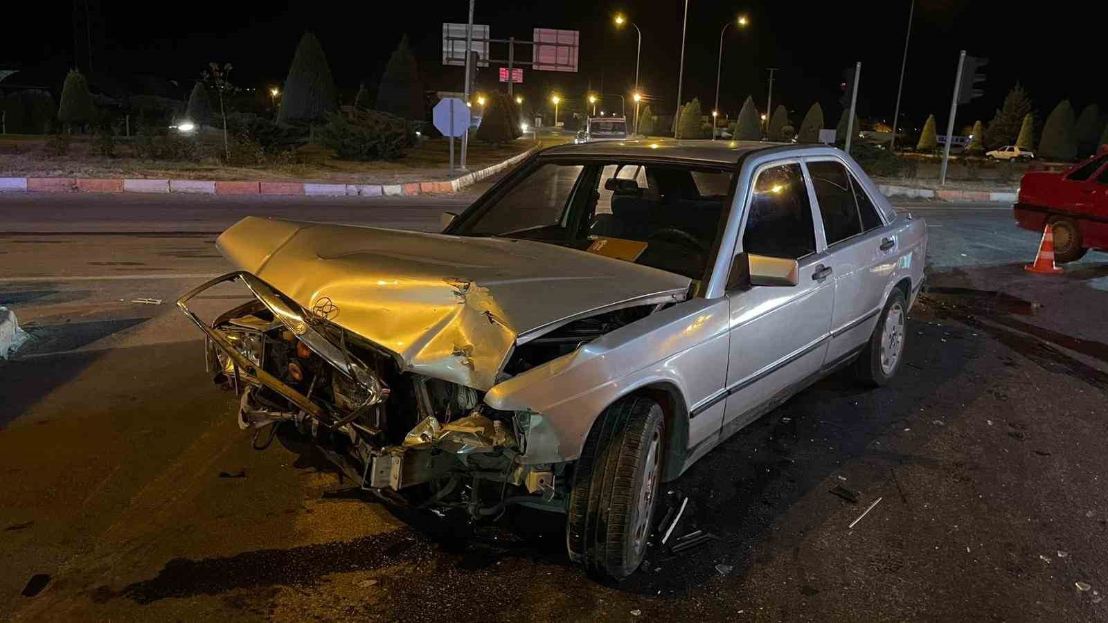 karamanda uc arac kavsakta carpisti 1 yarali 2 7u8aUwcd
