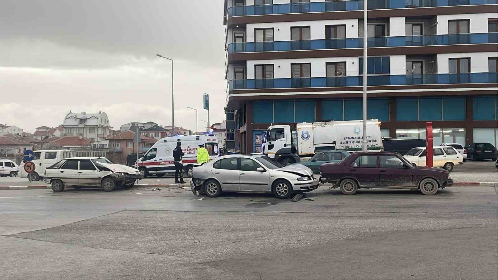 karamanda uc aracin karistigi zincirleme kazada 1 kisi yaralandi 0 dQjrf8wd