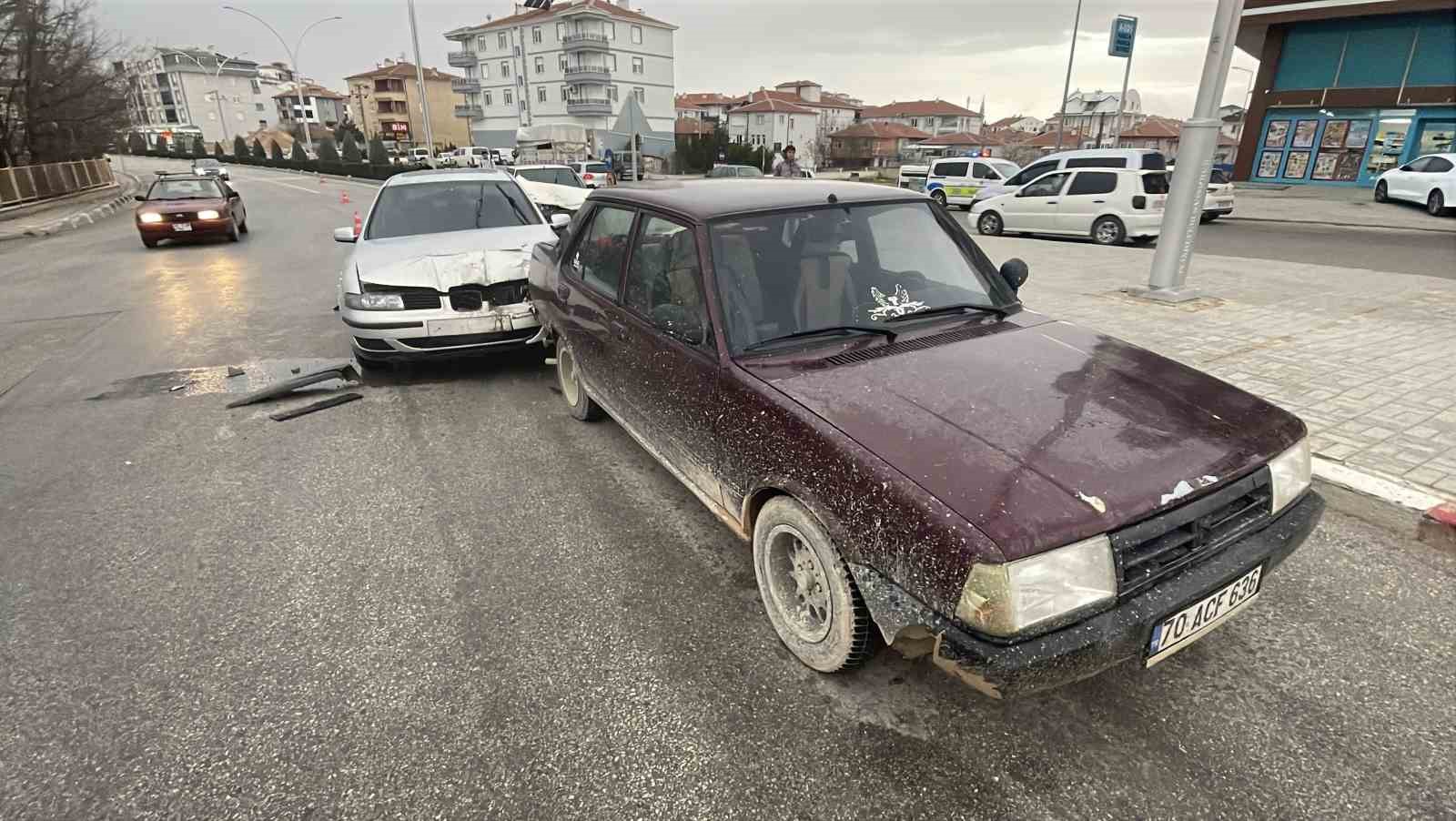 karamanda uc aracin karistigi zincirleme kazada 1 kisi yaralandi 4 E9XWvjMp
