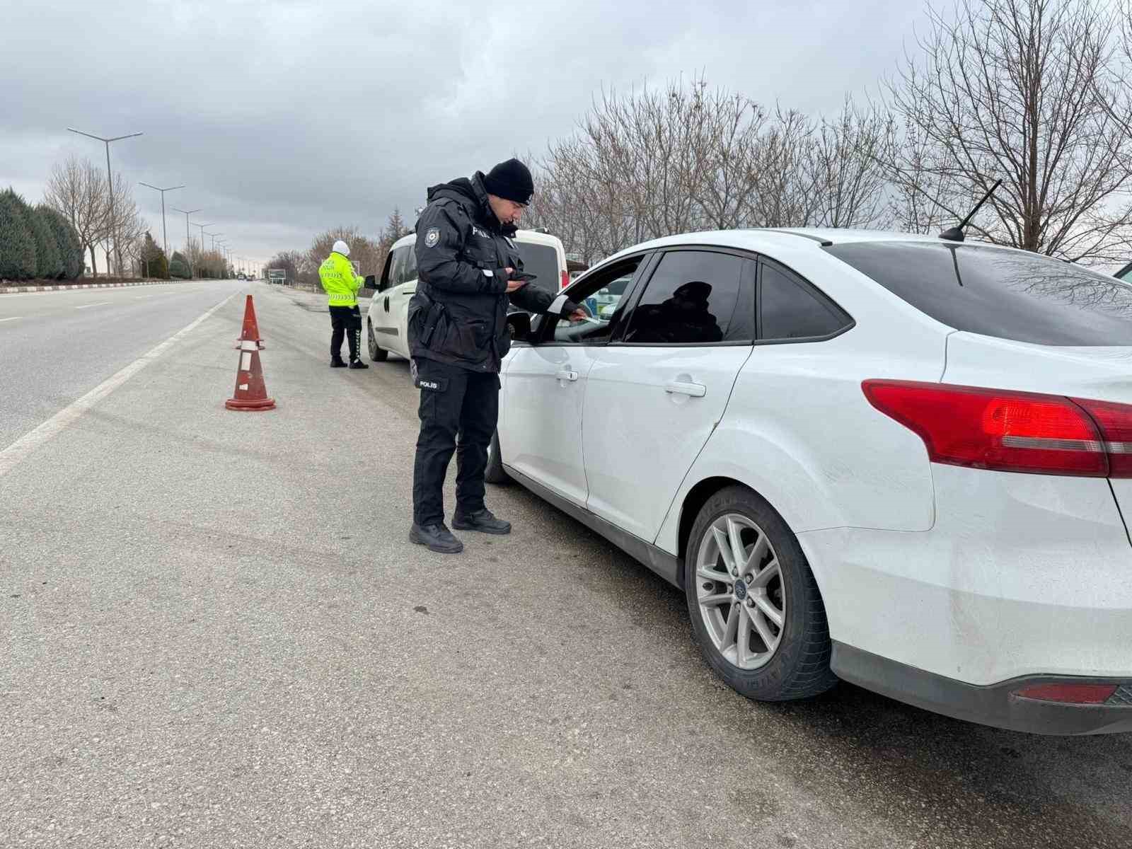 karamanda uyusturucu ve ruhsatsiz silahlar ele gecirildi 12 tutuklama 0 KbGSiz8X