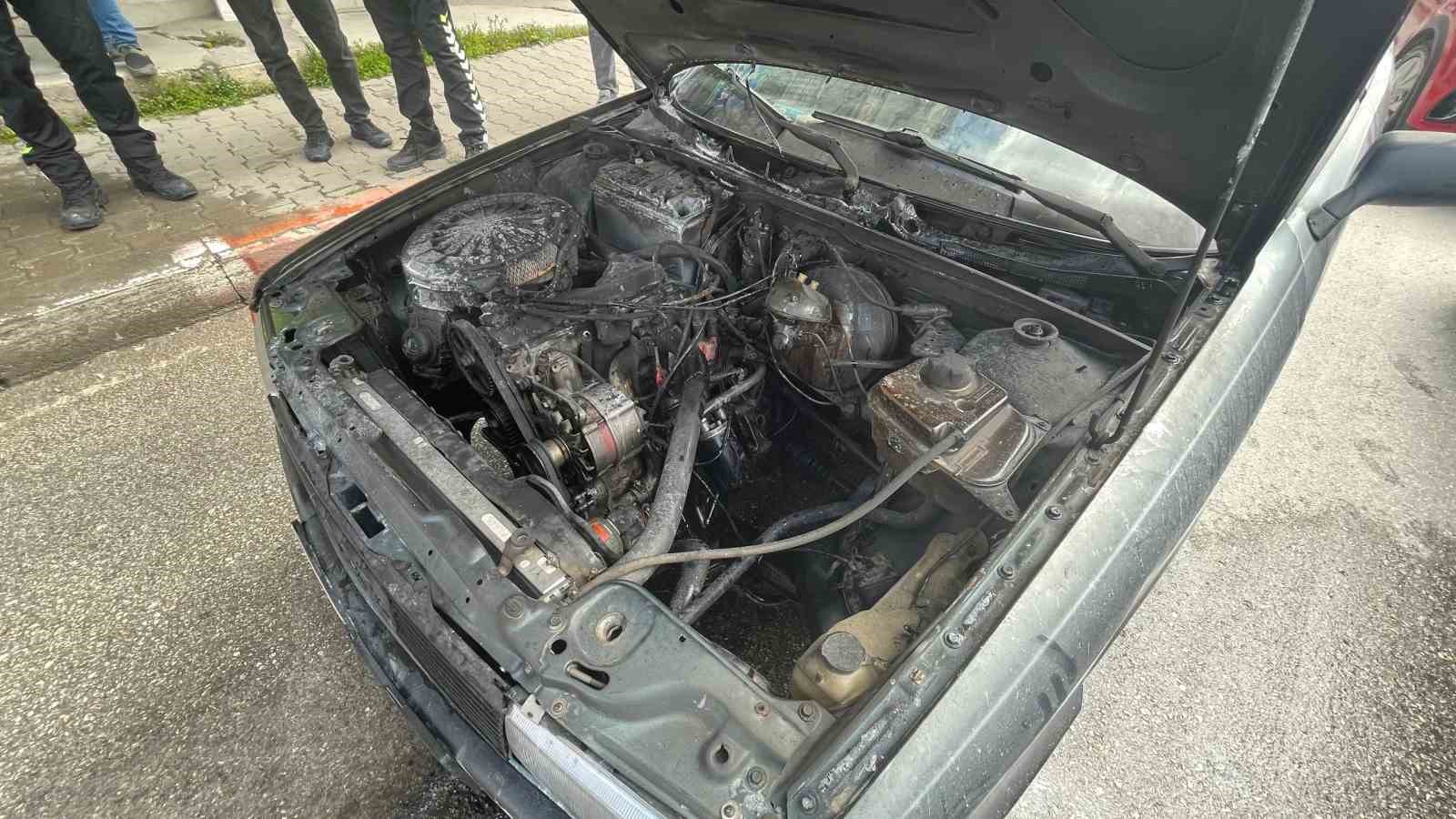 Karaman’da yanan otomobile esnaftan hortumlu müdahale 6 karamanda yanan otomobile esnaftan hortumlu mudahale 2 4H6CfkOz