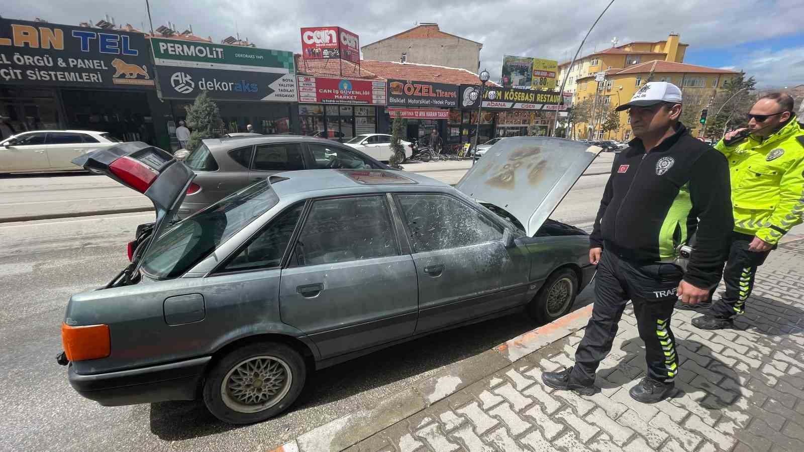 Karaman’da yanan otomobile esnaftan hortumlu müdahale 7 karamanda yanan otomobile esnaftan hortumlu mudahale 3 WFb3fs5w