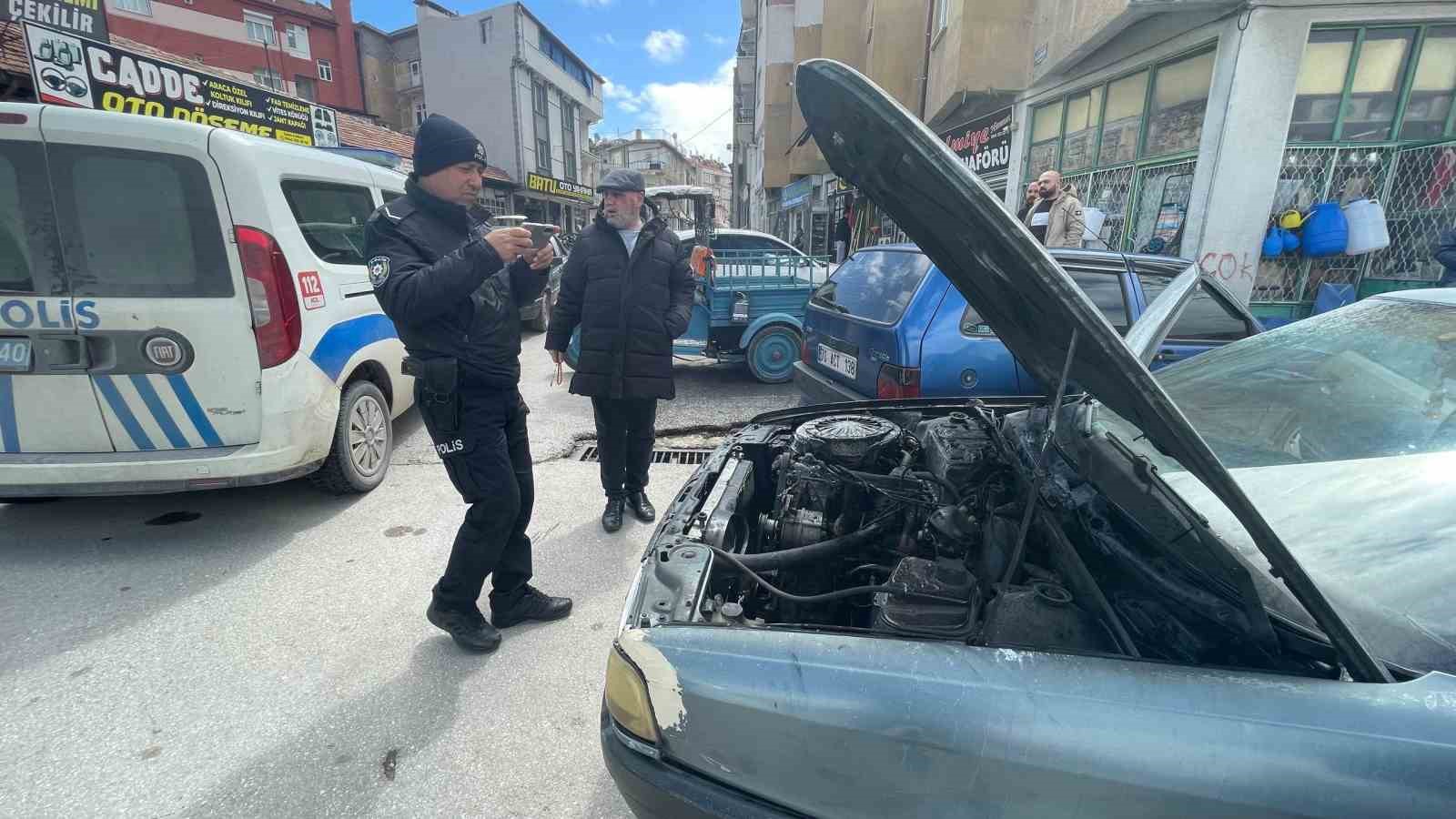 Karaman’da yanan otomobile esnaftan hortumlu müdahale 8 karamanda yanan otomobile esnaftan hortumlu mudahale 4 vdn1sSJO