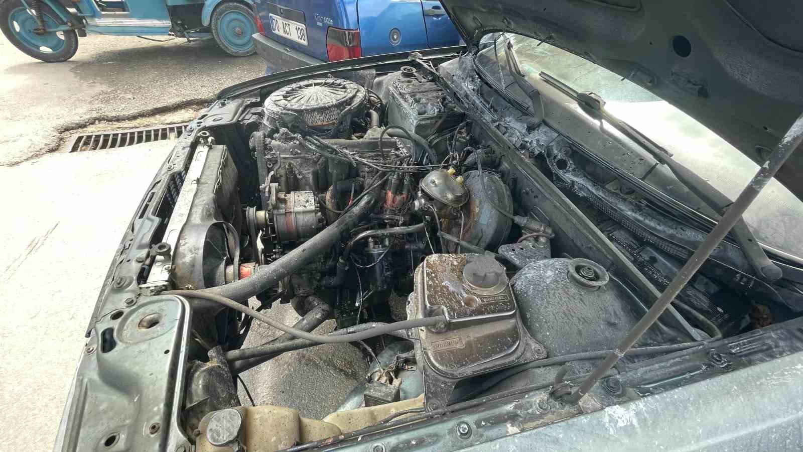 Karaman’da yanan otomobile esnaftan hortumlu müdahale 9 karamanda yanan otomobile esnaftan hortumlu mudahale 5 81BDTK4V