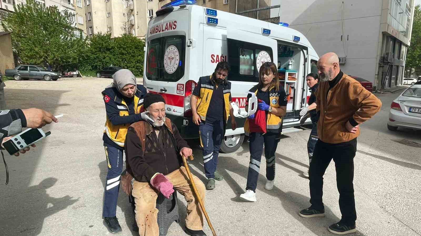 karamanda yasli adamin yaralandigi kaza ani kameraya yansidi 2