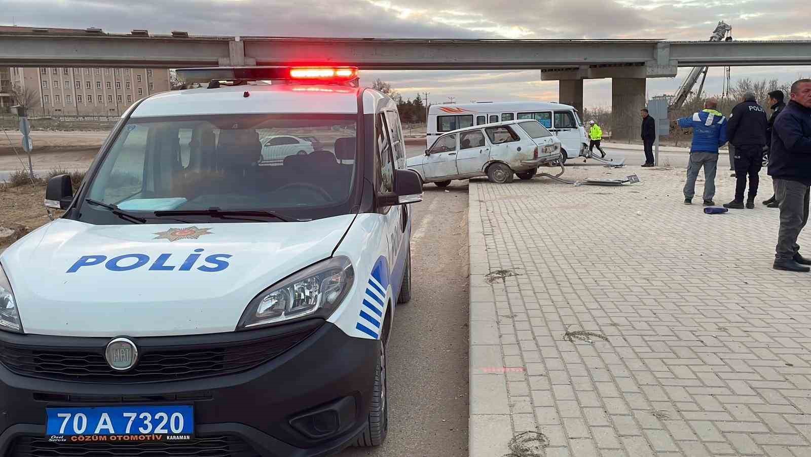 karamanda yolcu minibusu ile otomobil carpisti 2 yarali 0