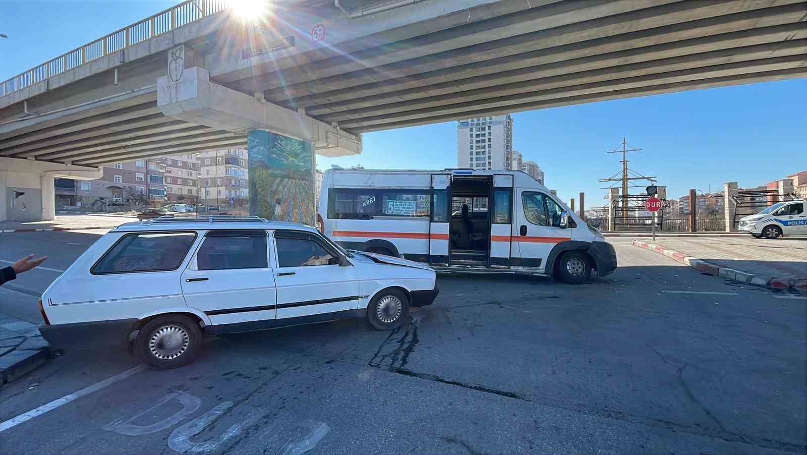 Karaman’da yolcu minibüsü ile otomobil çarpıştı: 2 yaralı 4 karamanda yolcu minibusu ile otomobil carpisti 2 yarali 0 aVpOwTaN