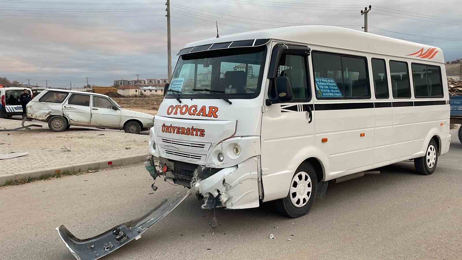 karamanda yolcu minibusu ile otomobil carpisti 2 yarali 1