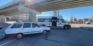 karamanda-yolcu-minibusu-ile-otomobil-carpisti-2-yarali-GlP9PYxJ.jpg