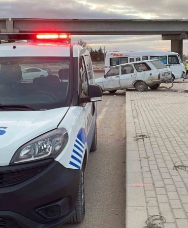 karamanda-yolcu-minibusu-ile-otomobil-carpisti-2-yarali-PIFpzvXa.jpg
