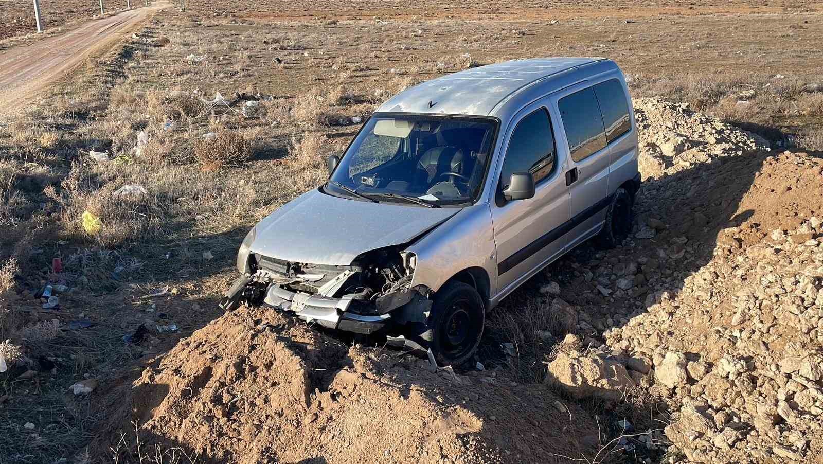 karamanda yoldan cikan hafif ticari aracin surucusu yaralandi 1