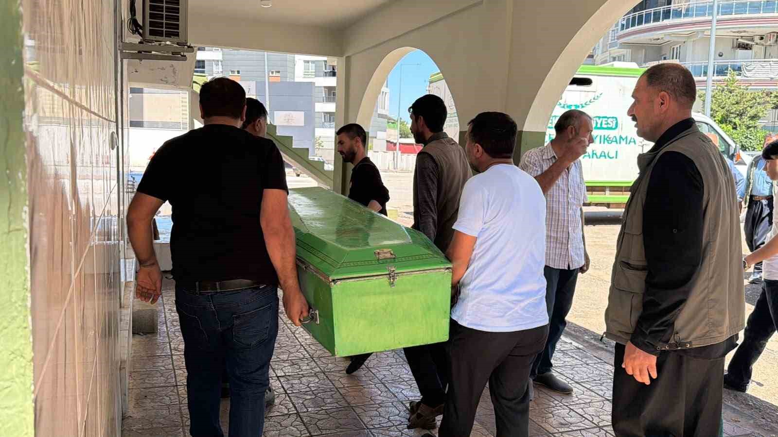 Karaman’daki kazada ölen 3 kardeş Siverek’te yan yana toprağa verildi 5 karamandaki kazada olen 3 kardes siverekte yan yana topraga verildi 1