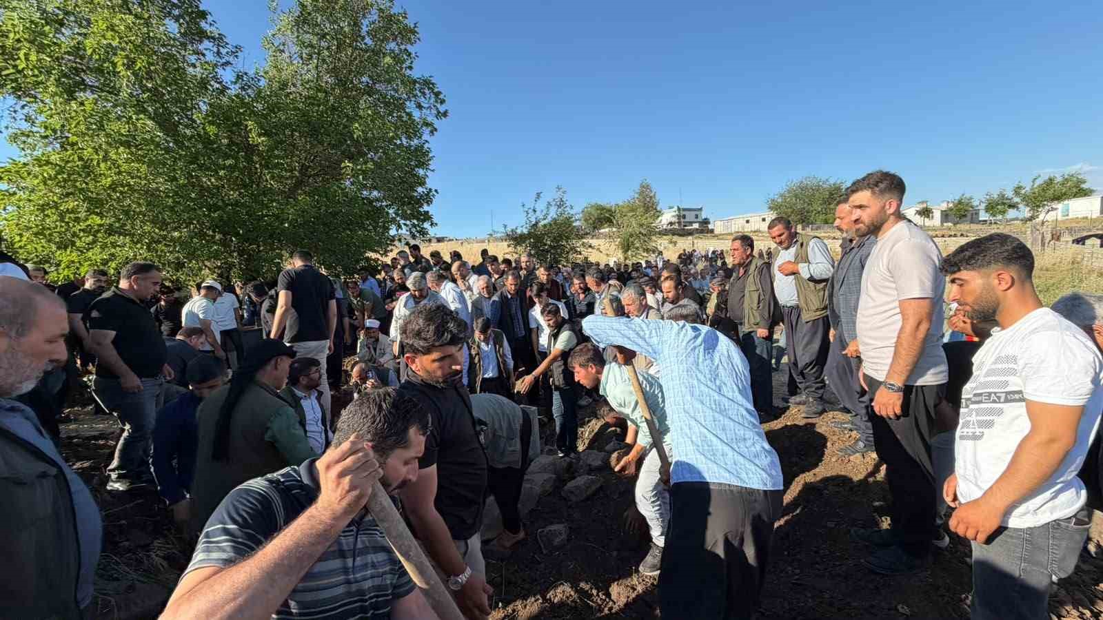 Karaman’daki kazada ölen 3 kardeş Siverek’te yan yana toprağa verildi 14 karamandaki kazada olen 3 kardes siverekte yan yana topraga verildi 10 PRkUiwT9