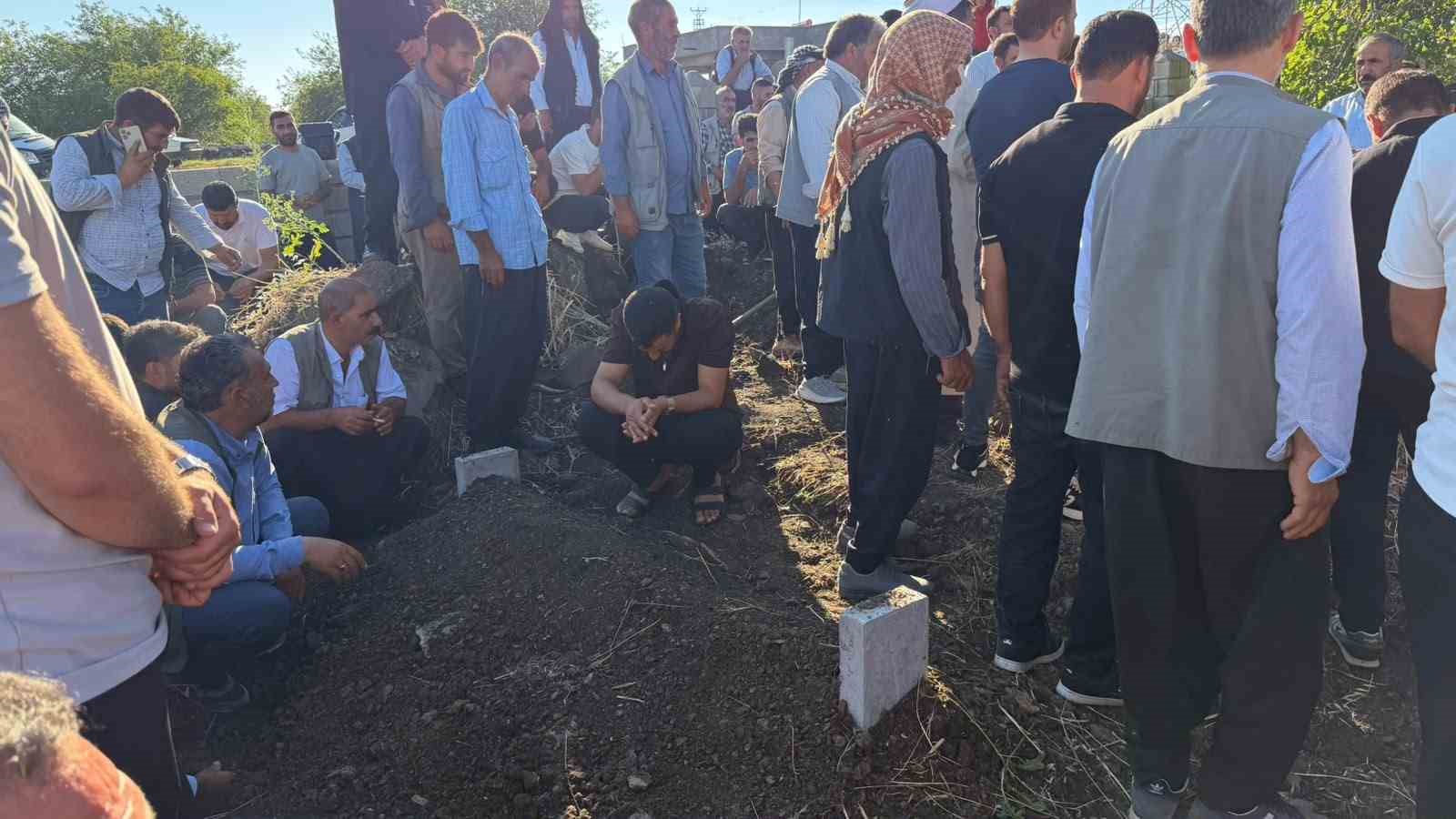 Karaman’daki kazada ölen 3 kardeş Siverek’te yan yana toprağa verildi 15 karamandaki kazada olen 3 kardes siverekte yan yana topraga verildi 11 FhKLPP4u