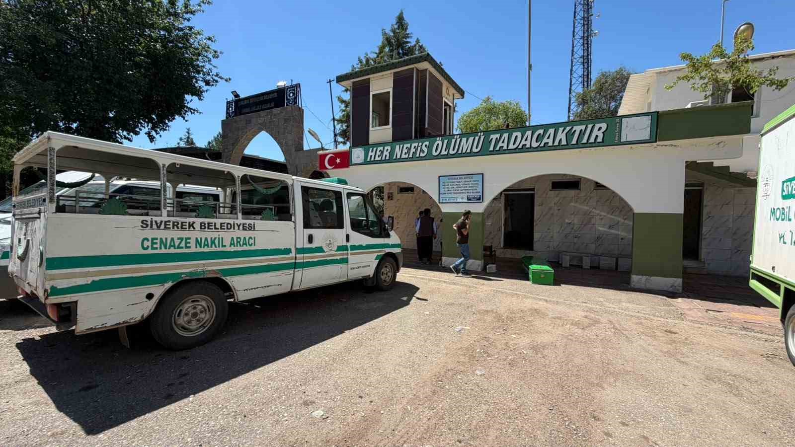 Karaman’daki kazada ölen 3 kardeş Siverek’te yan yana toprağa verildi 6 karamandaki kazada olen 3 kardes siverekte yan yana topraga verildi 2 uHrlc4ba