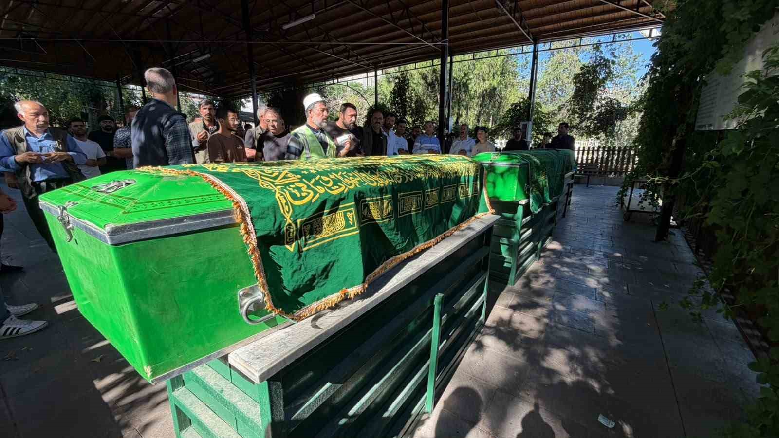 Karaman’daki kazada ölen 3 kardeş Siverek’te yan yana toprağa verildi 7 karamandaki kazada olen 3 kardes siverekte yan yana topraga verildi 3 jdhzaWC8