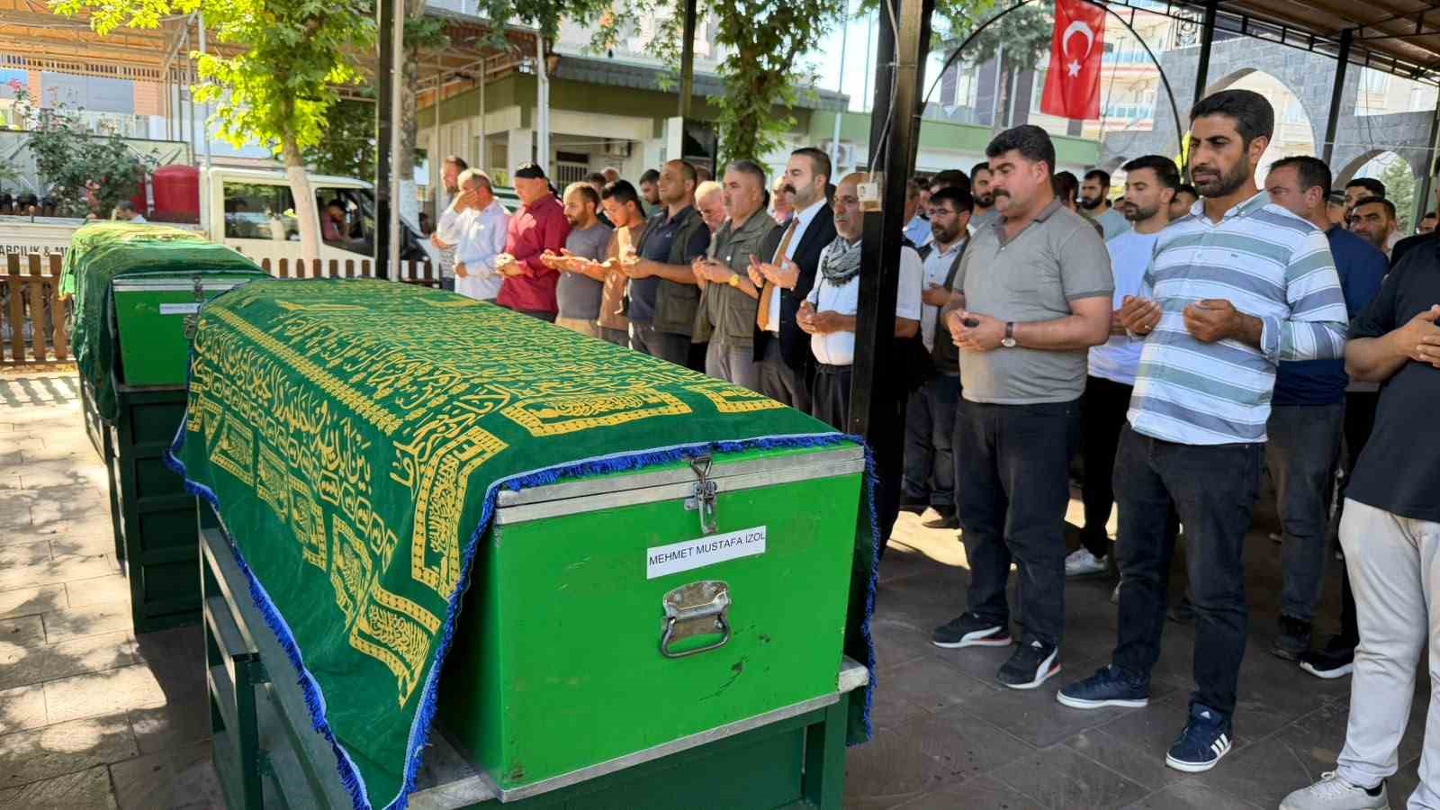Karaman’daki kazada ölen 3 kardeş Siverek’te yan yana toprağa verildi 8 karamandaki kazada olen 3 kardes siverekte yan yana topraga verildi 4 gLKMivRf