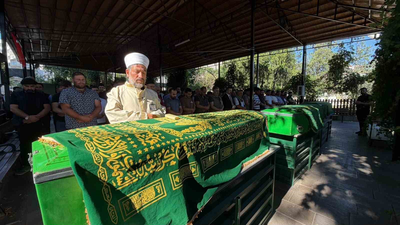 Karaman’daki kazada ölen 3 kardeş Siverek’te yan yana toprağa verildi 9 karamandaki kazada olen 3 kardes siverekte yan yana topraga verildi 5 mUQqnRN7