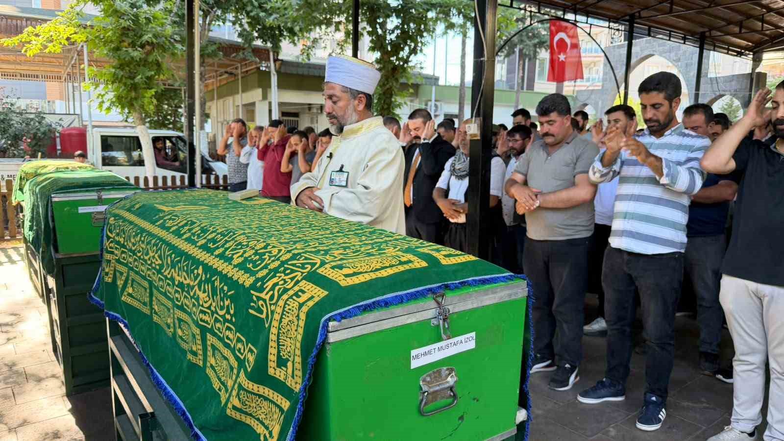 Karaman’daki kazada ölen 3 kardeş Siverek’te yan yana toprağa verildi 10 karamandaki kazada olen 3 kardes siverekte yan yana topraga verildi 6 Xej72iHT