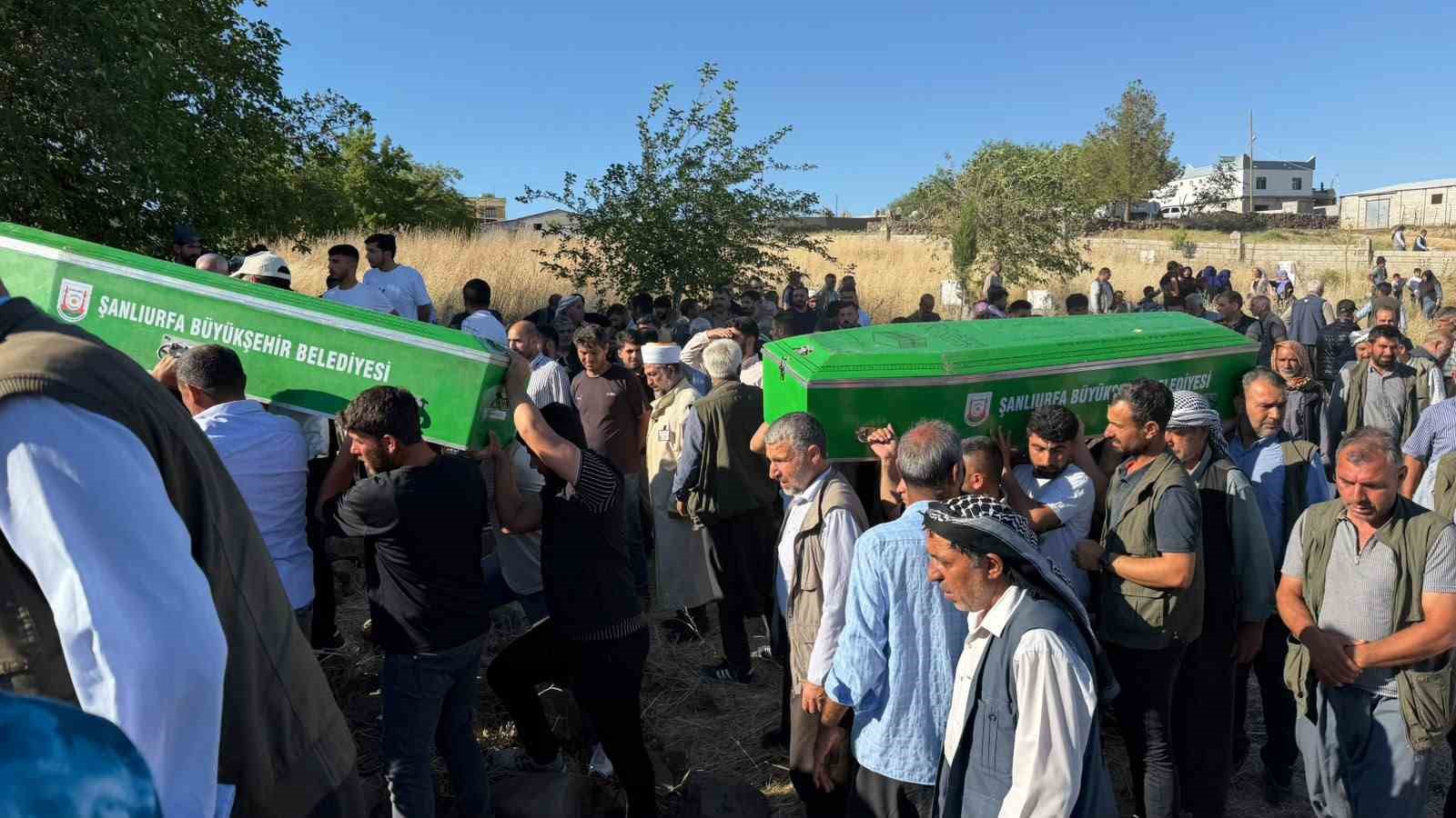 Karaman’daki kazada ölen 3 kardeş Siverek’te yan yana toprağa verildi 11 karamandaki kazada olen 3 kardes siverekte yan yana topraga verildi 7 YEyw9wBO