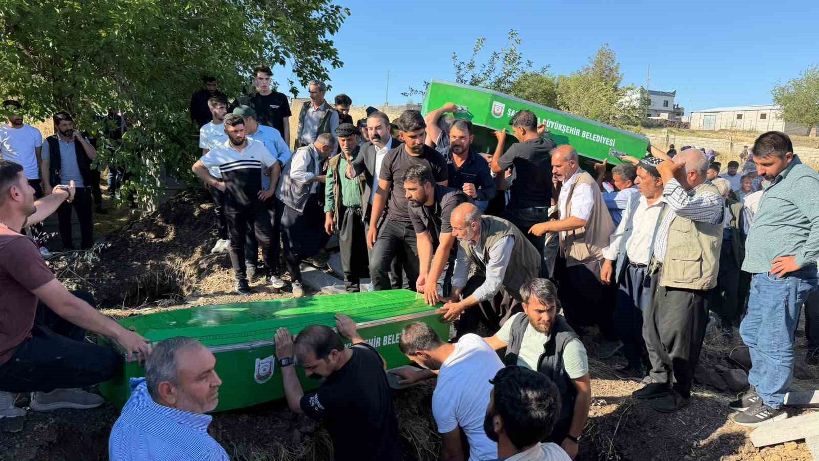 Karaman’daki kazada ölen 3 kardeş Siverek’te yan yana toprağa verildi 12 karamandaki kazada olen 3 kardes siverekte yan yana topraga verildi 8 s7CjrstN