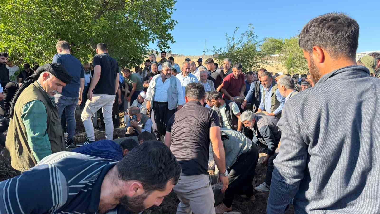Karaman’daki kazada ölen 3 kardeş Siverek’te yan yana toprağa verildi 13 karamandaki kazada olen 3 kardes siverekte yan yana topraga verildi 9 Yu6yIMH3