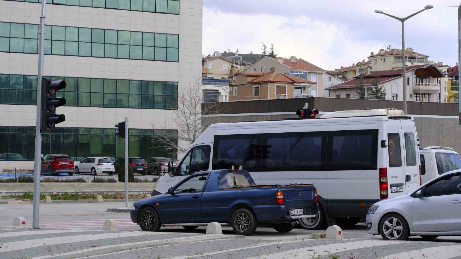 karamanin en islek kavsagindaki trafik lambasina yuva yapan kumru gorenleri sasirtiyor 1 rswrw47v
