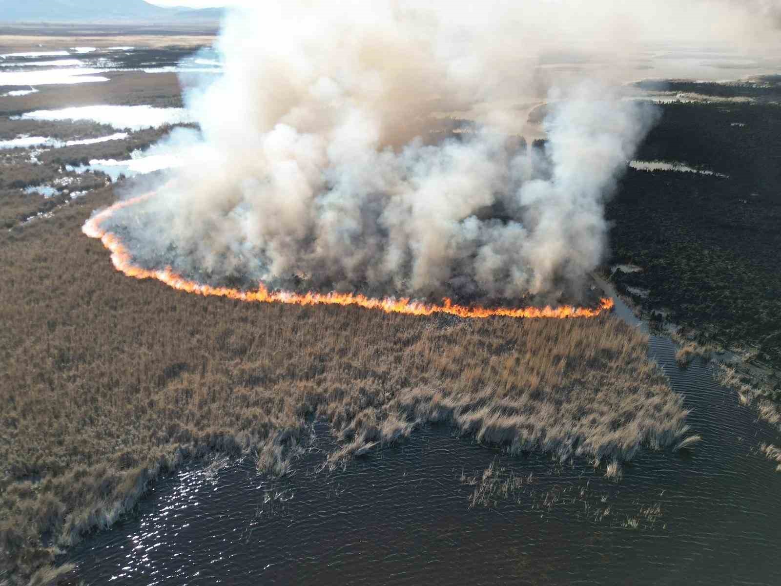 karamik golundeki sazlik alanlarda yangin 5 cRm3IO3K
