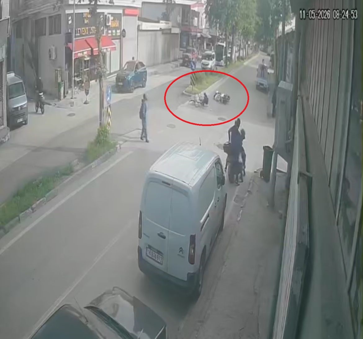 Kararsız bisikletli kazayı getirdi...Ne tarafa gideceğini şaşırınca motosikletliyle çarpıştı 5 kararsiz bisikletli kazayi getirdine tarafa gidecegini sasirinca motosikletliyle carpisti 1 BGqLmVMT