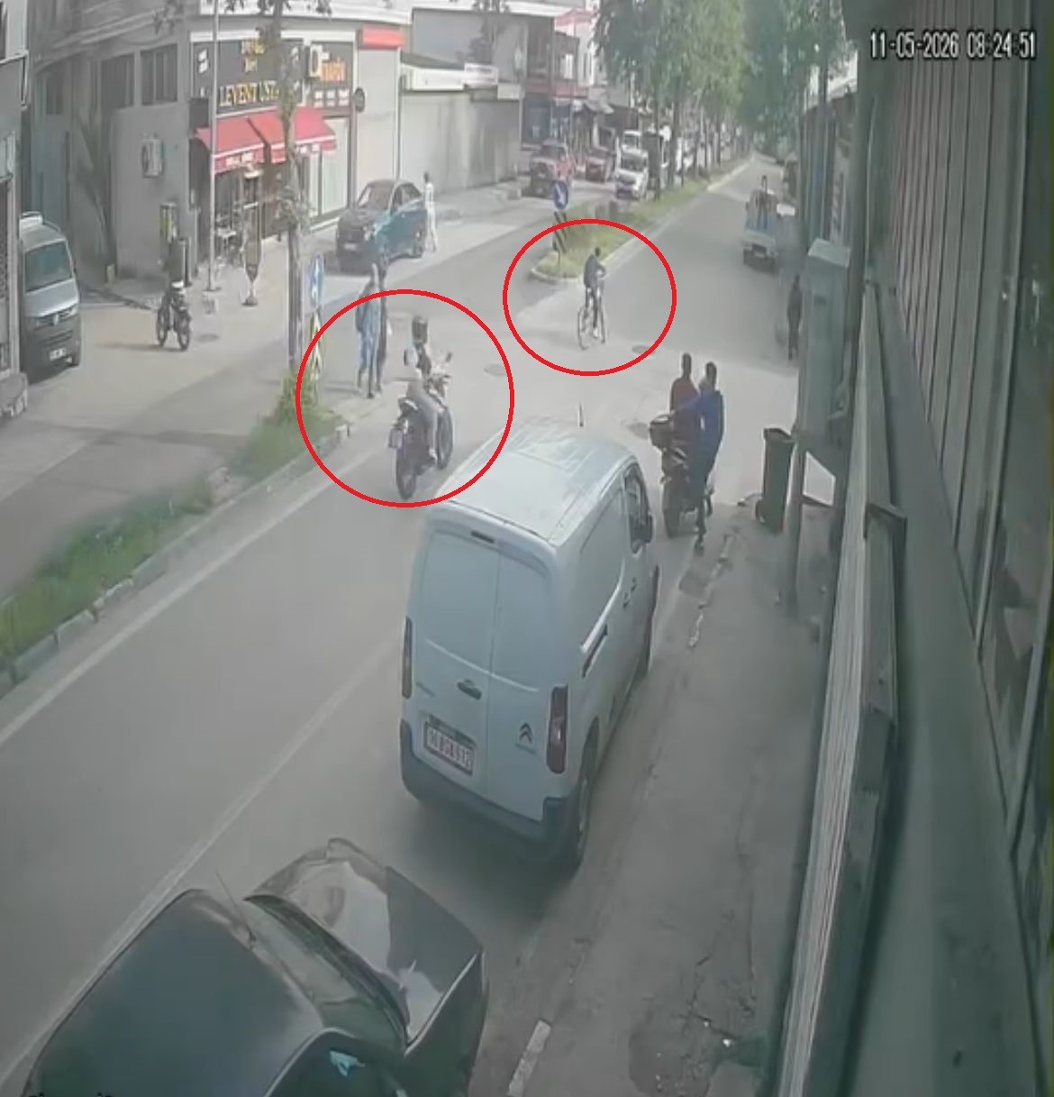 Kararsız bisikletli kazayı getirdi...Ne tarafa gideceğini şaşırınca motosikletliyle çarpıştı 6 kararsiz bisikletli kazayi getirdine tarafa gidecegini sasirinca motosikletliyle carpisti 2 icB7Q6OT