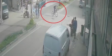 kararsiz-bisikletli-kazayi-getirdine-tarafa-gidecegini-sasirinca-motosikletliyle-carpisti-Hy63YAY1.jpg