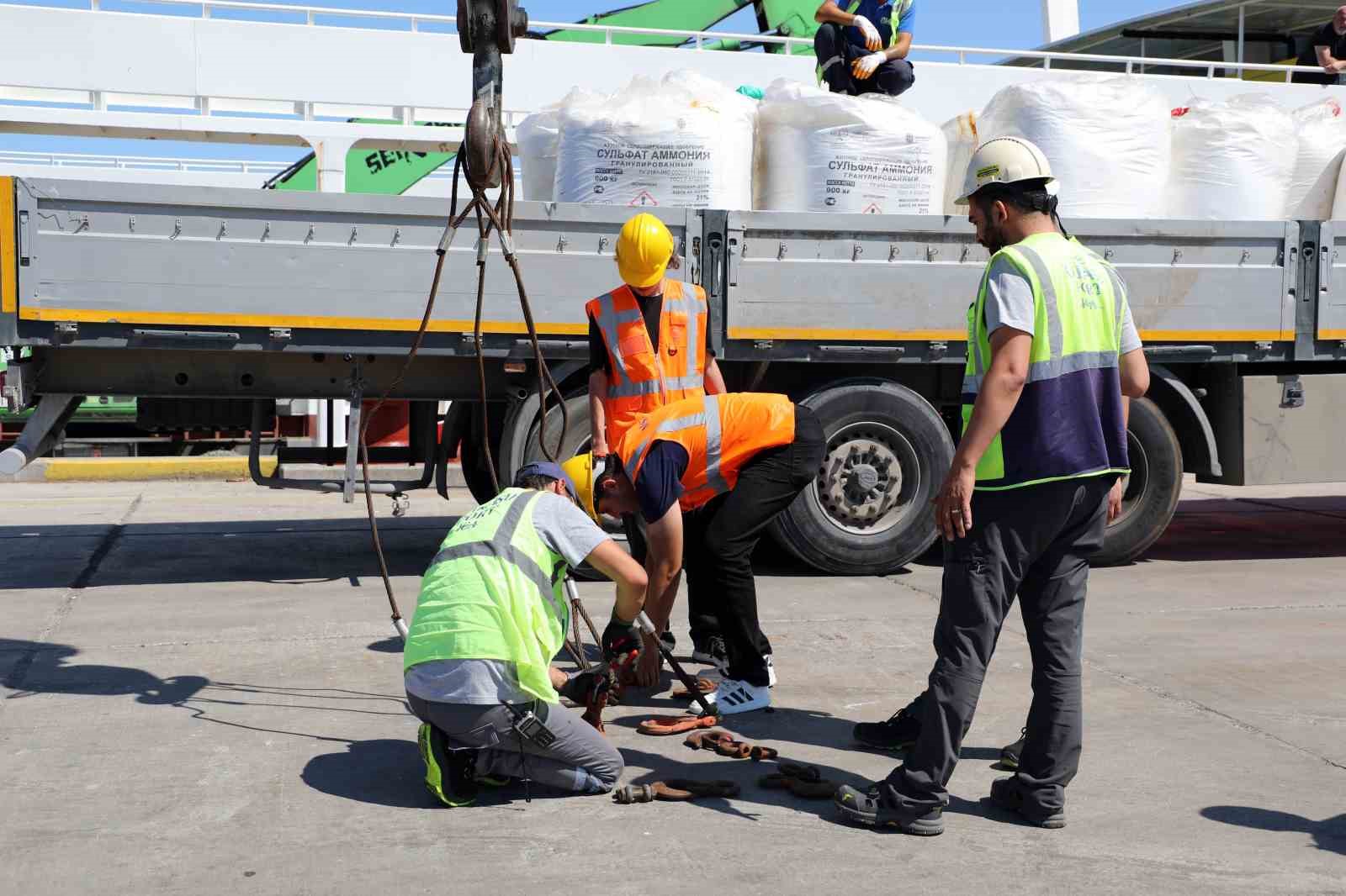 karasuda karaya oturan gemiyi bosaltma calismalari devam ediyor 2 e6SZHiLX