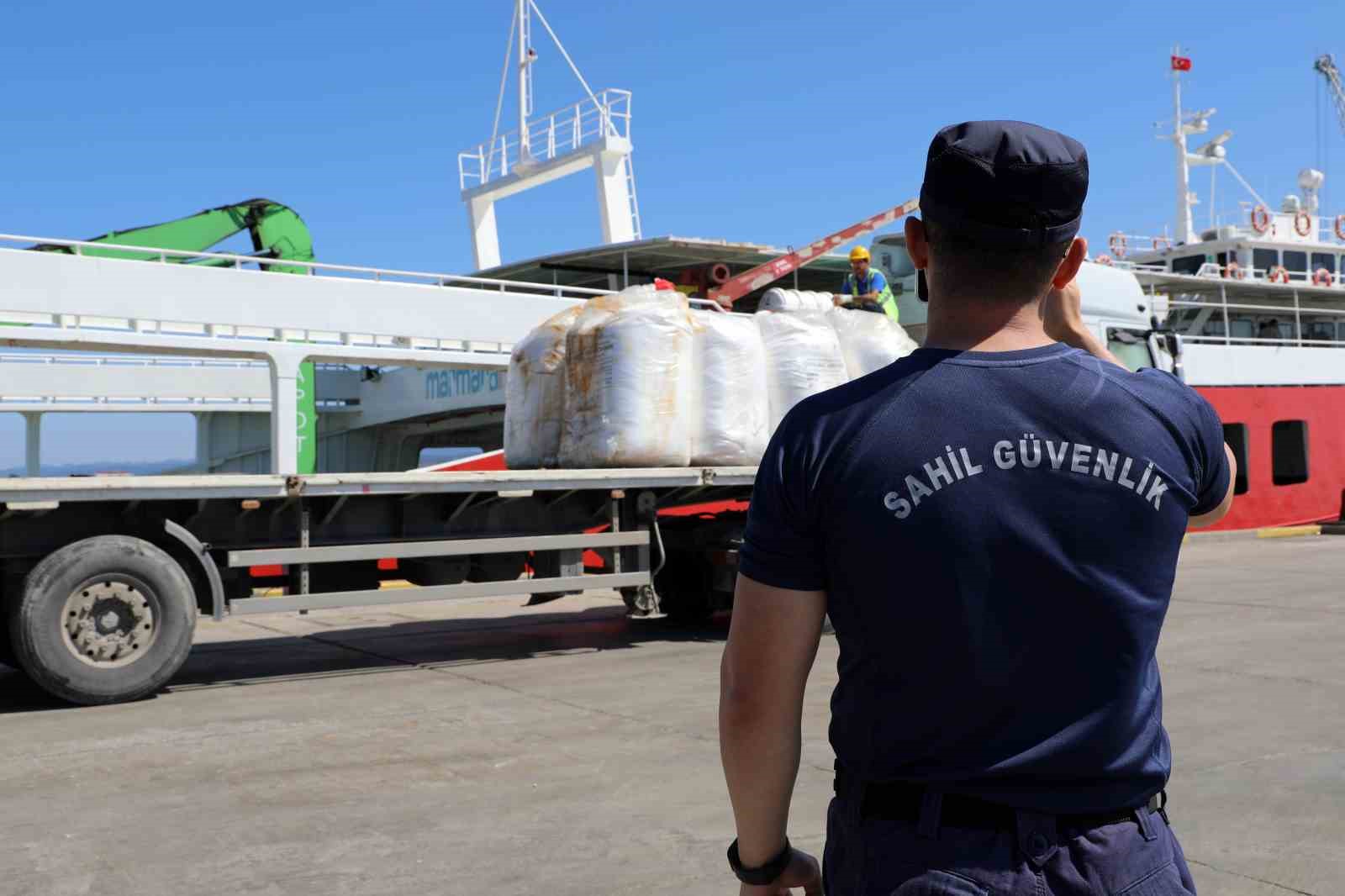 karasuda karaya oturan gemiyi bosaltma calismalari devam ediyor 4 StCriXSp