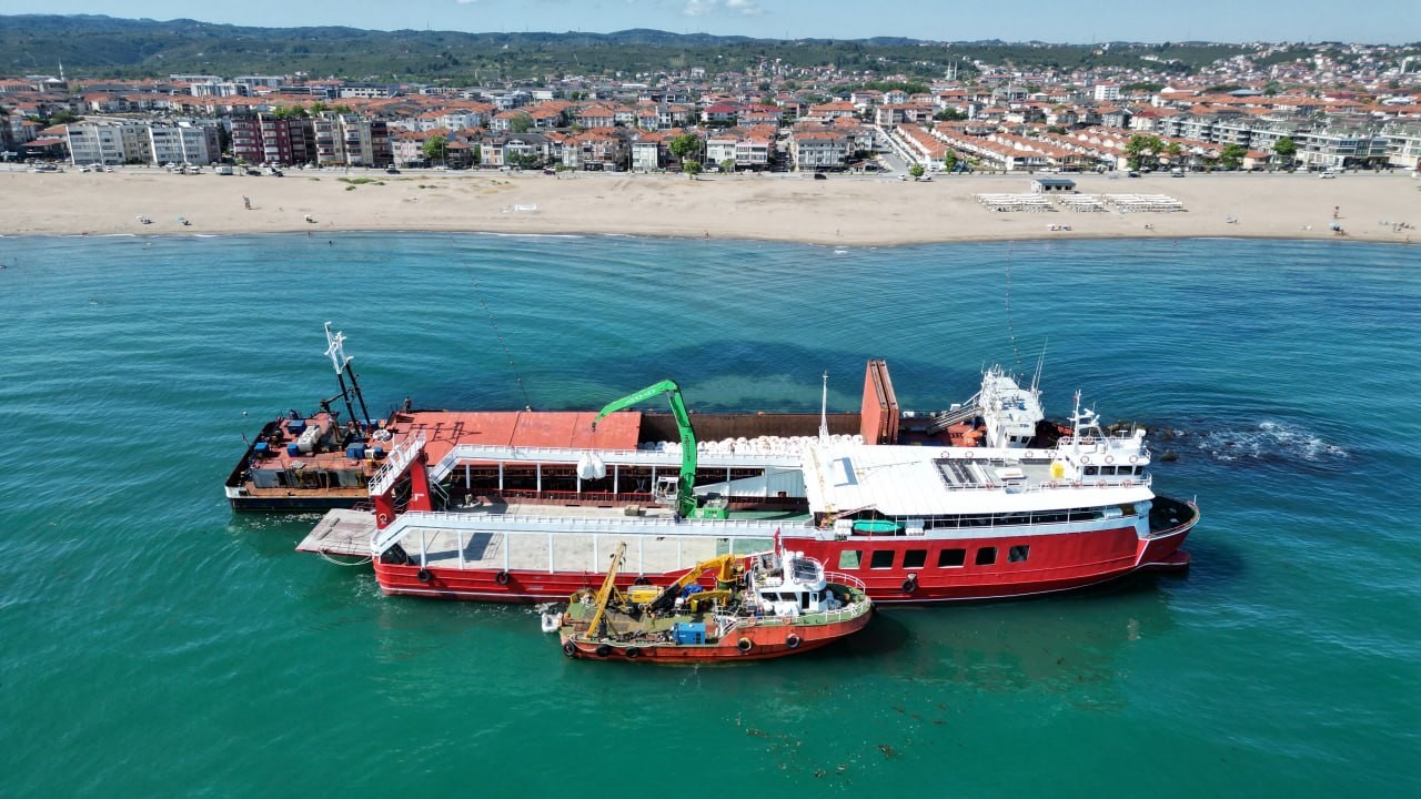 Karasu’da karaya oturan gemiyi kurtarma çalışmalarına başlandı 5 karasuda karaya oturan gemiyi kurtarma calismalarina baslandi 1 rmE7PAY7