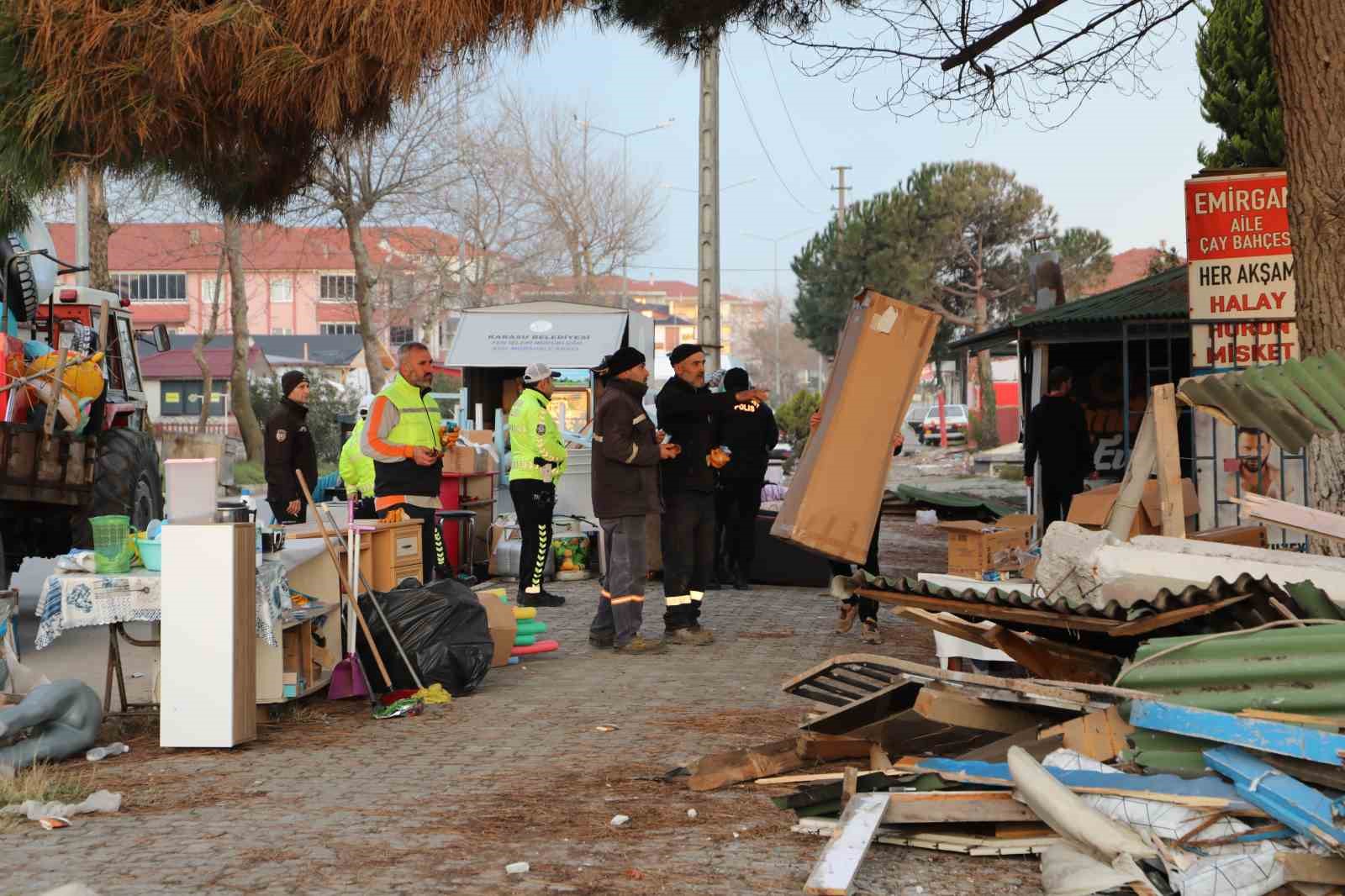 karasuda riskli alan ilan edilen bolgedeki binalar icin kepceler sahile indi 3