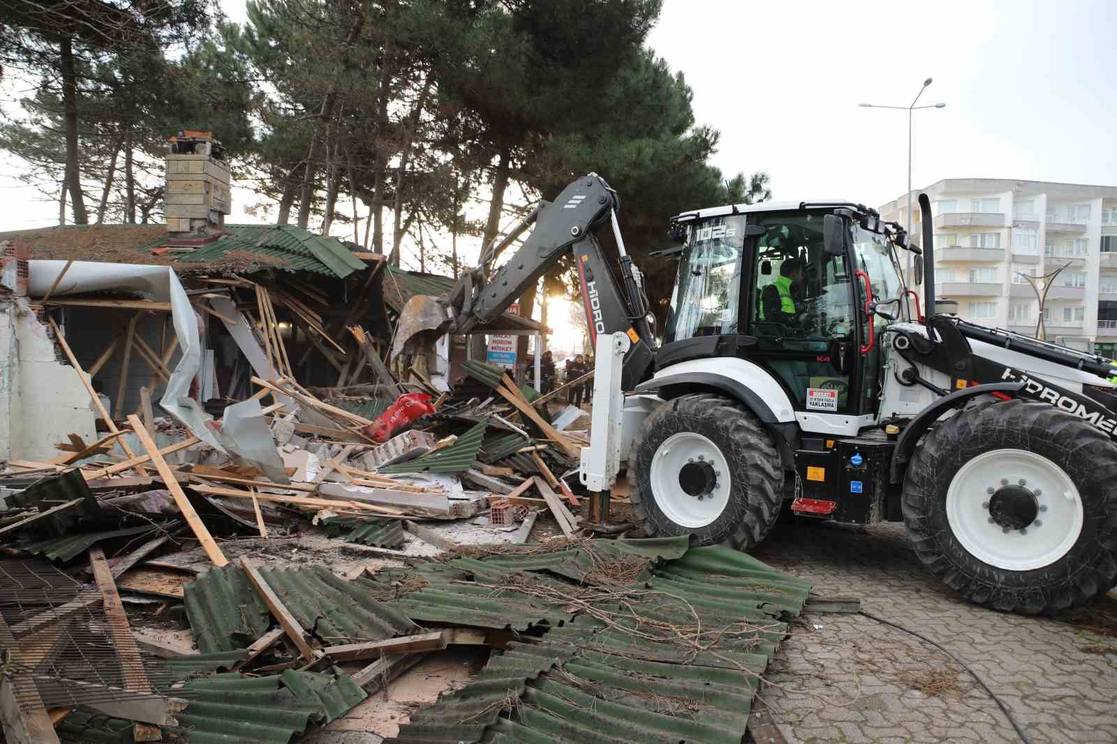 karasuda riskli alan ilan edilen bolgedeki binalar icin kepceler sahile indi 5 fFiI18ZJ
