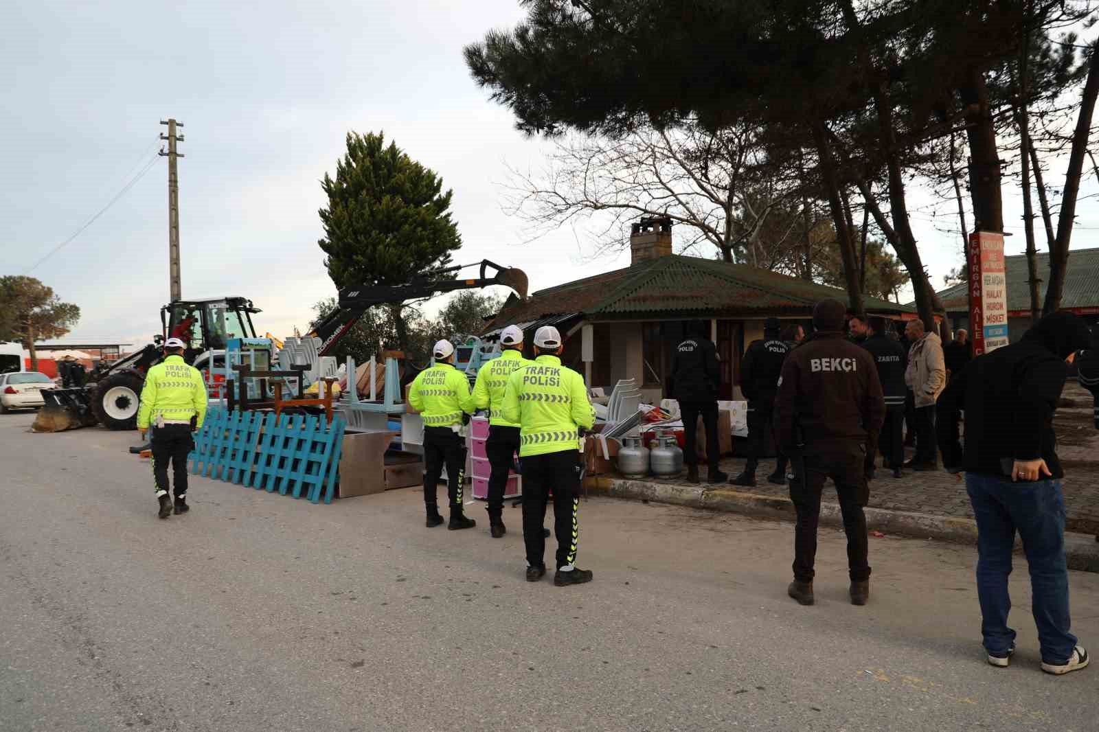 karasuda riskli alan ilan edilen bolgedeki binalar icin kepceler sahile indi 7 WH7uSsiB