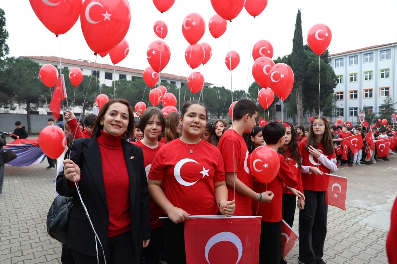 karasuda sokaklar kirmizi beyaza burundu 0 gjrqcLfr