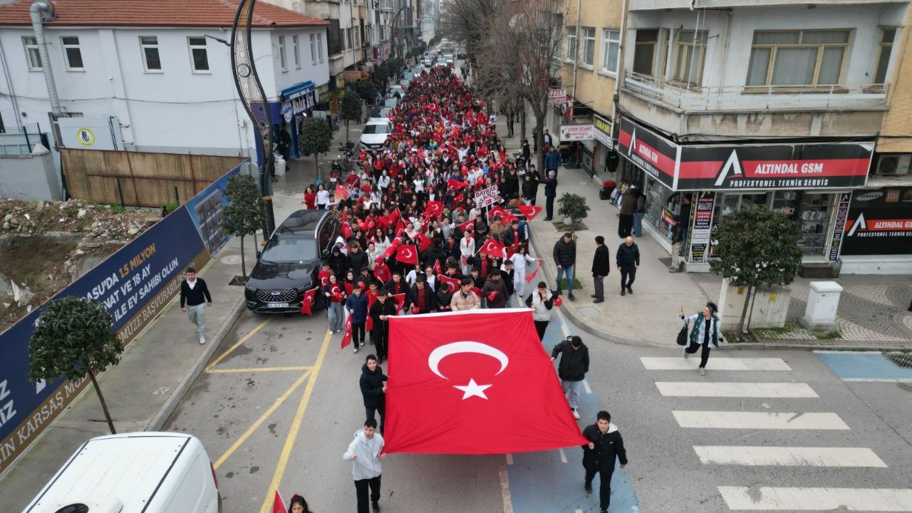 karasuda sokaklar kirmizi beyaza burundu 1 u8ZXw1q6