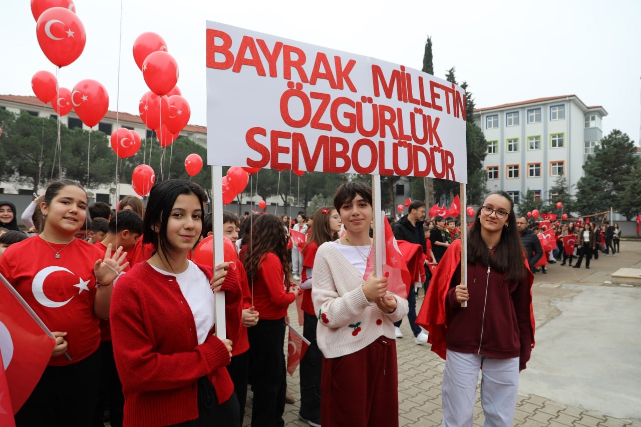 karasuda sokaklar kirmizi beyaza burundu 10