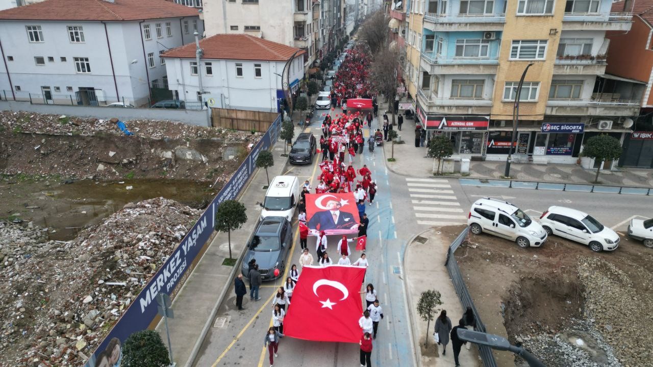 karasuda sokaklar kirmizi beyaza burundu 2 IdDiSqh9